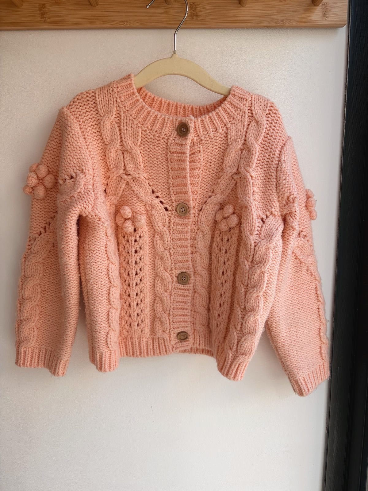 Gilet en maille à pompons – Louise Misha