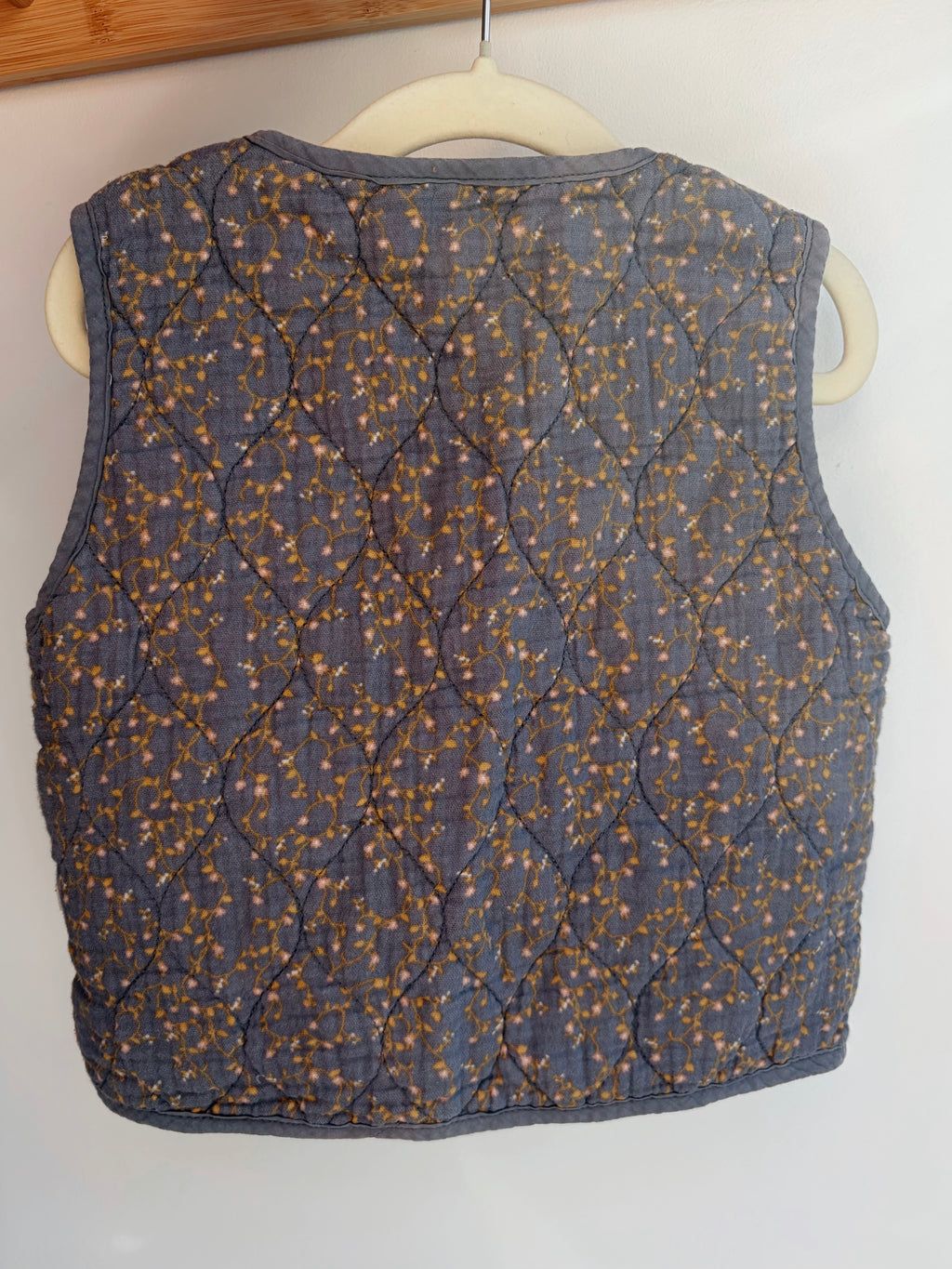 Gilet sans manches gris à fleurs – Lil'Atelier