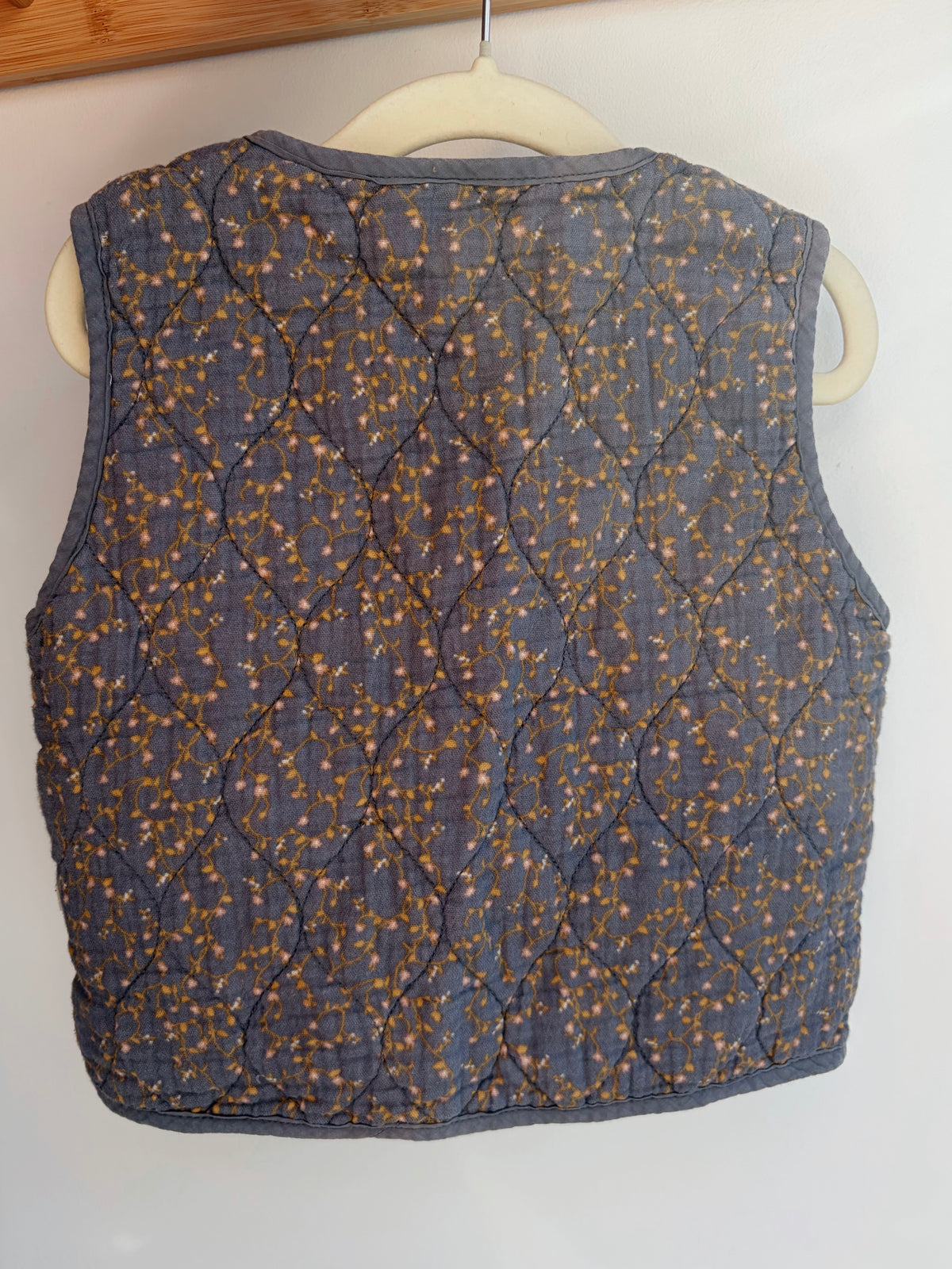 Gilet sans manches gris à fleurs – Lil'Atelier
