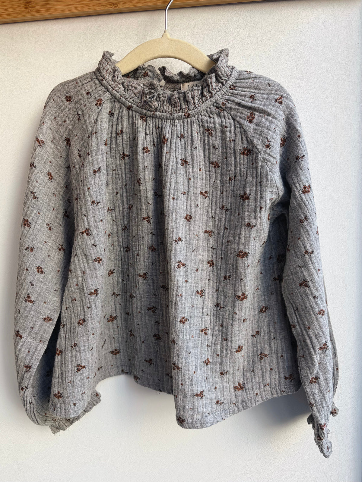 Chemise grise à fleurs – Búho