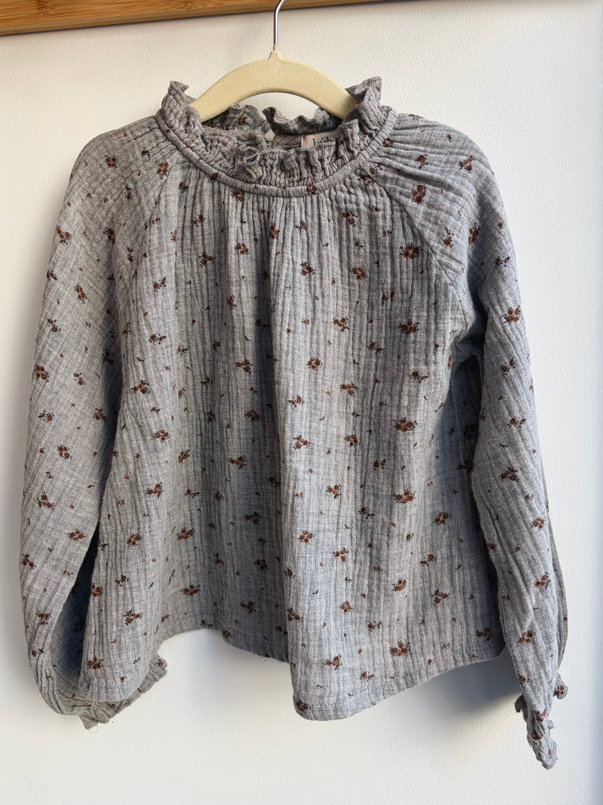 Chemise grise à fleurs – Búho