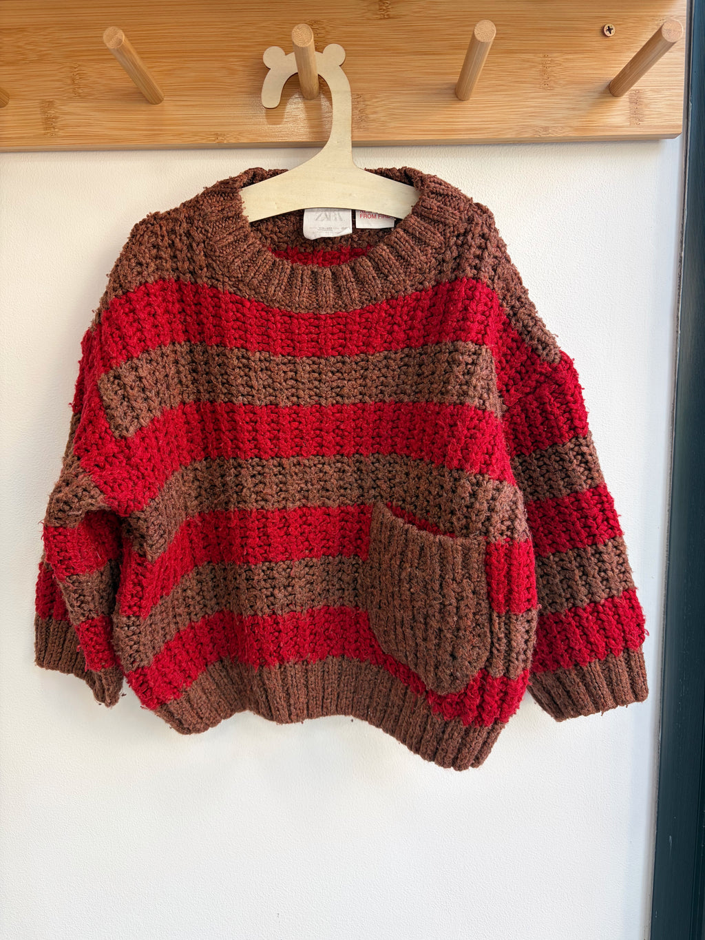 Pull rayé chocolat et rouge – Zara