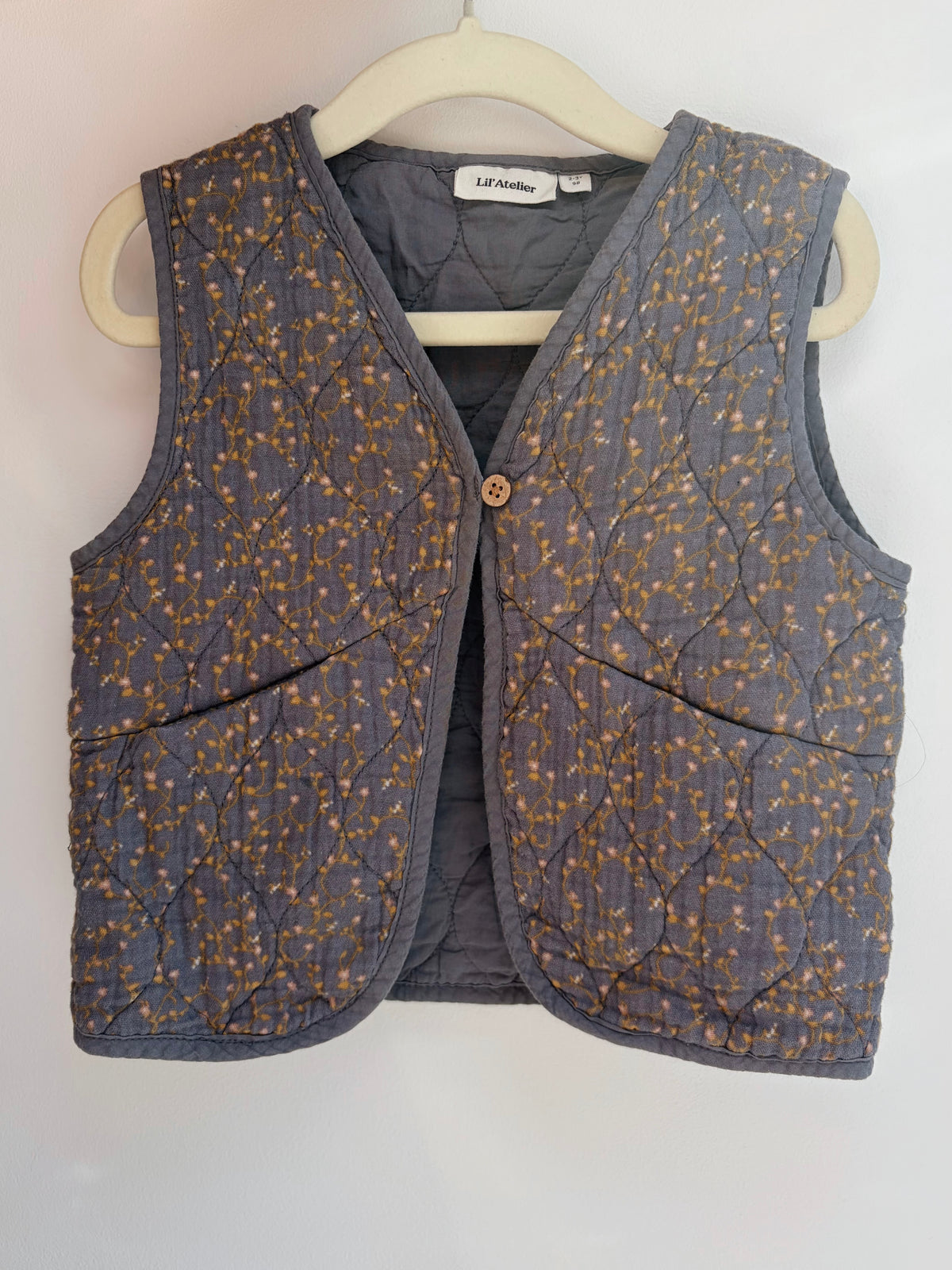 Gilet sans manches gris à fleurs – Lil'Atelier