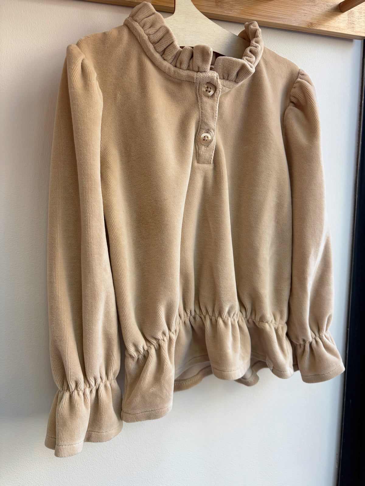 Blouse en velours beige à volants – Navy Natural