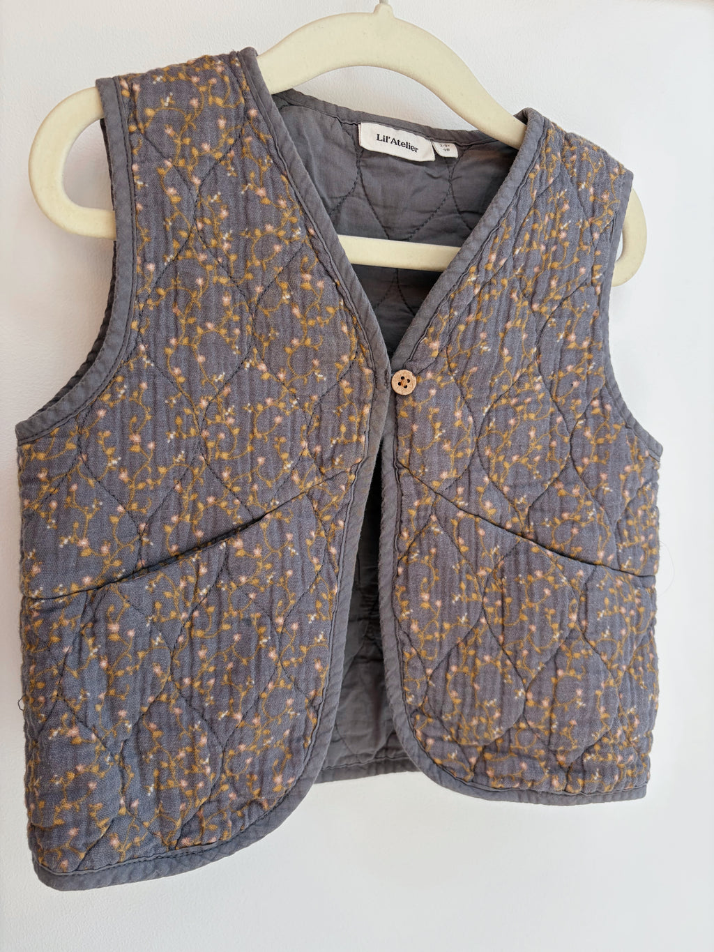 Gilet sans manches gris à fleurs – Lil'Atelier