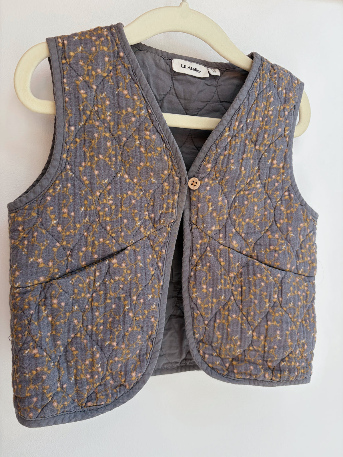 Gilet sans manches gris à fleurs – Lil'Atelier