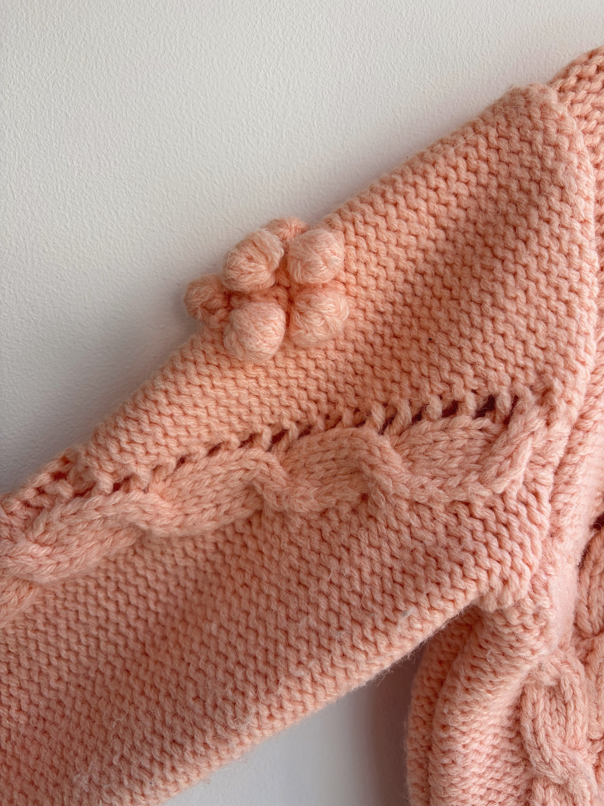 Gilet en maille à pompons – Louise Misha