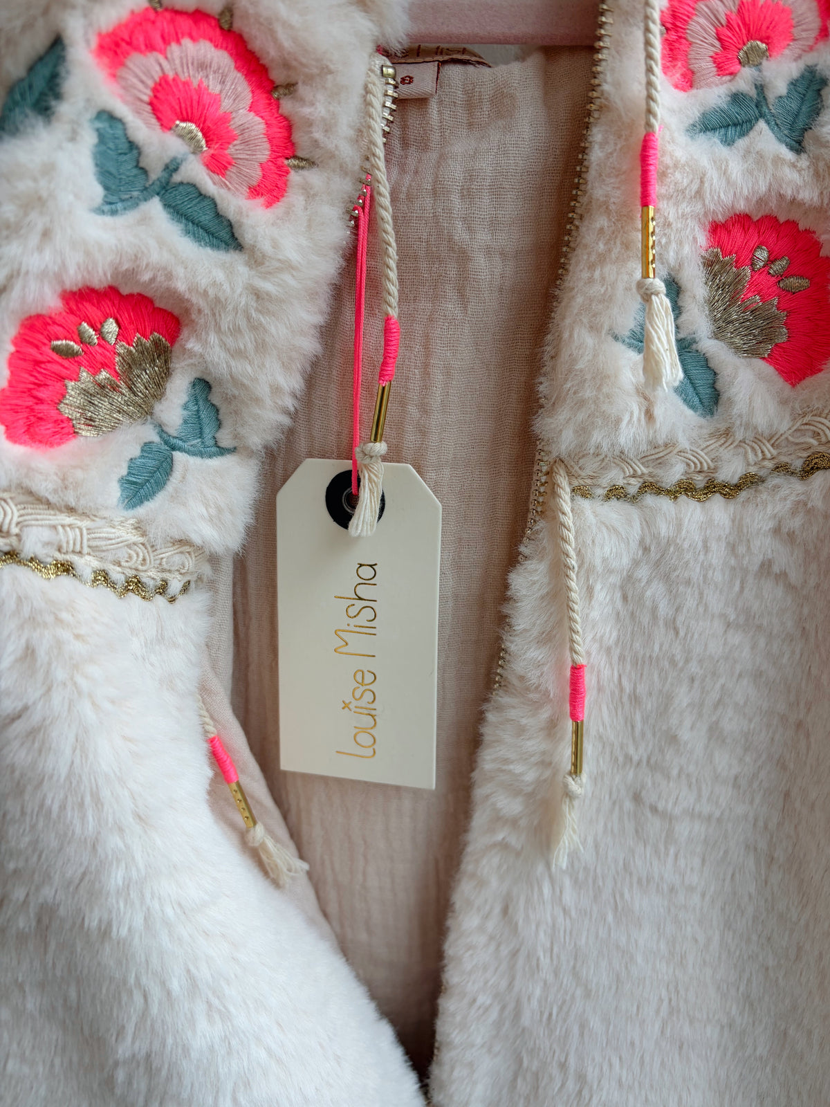 Manteau brodé effet fourrure – Louise Misha