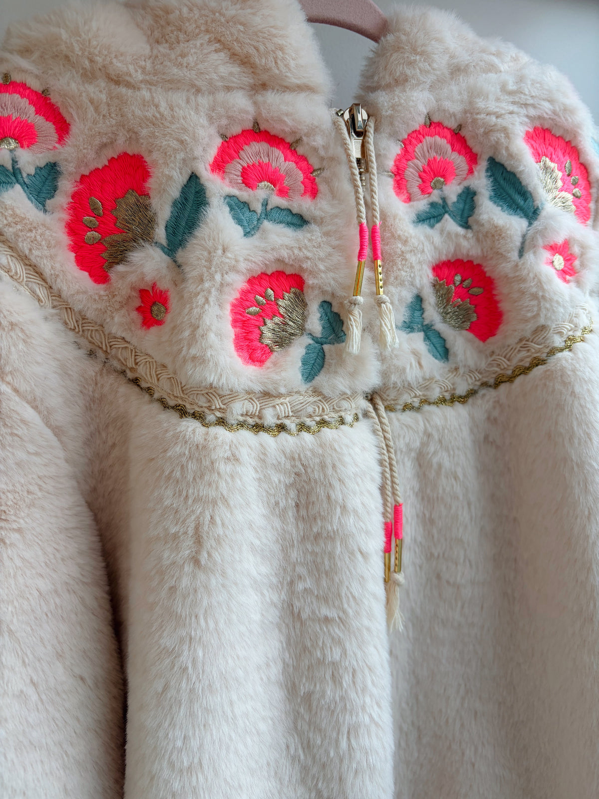 Manteau brodé effet fourrure – Louise Misha