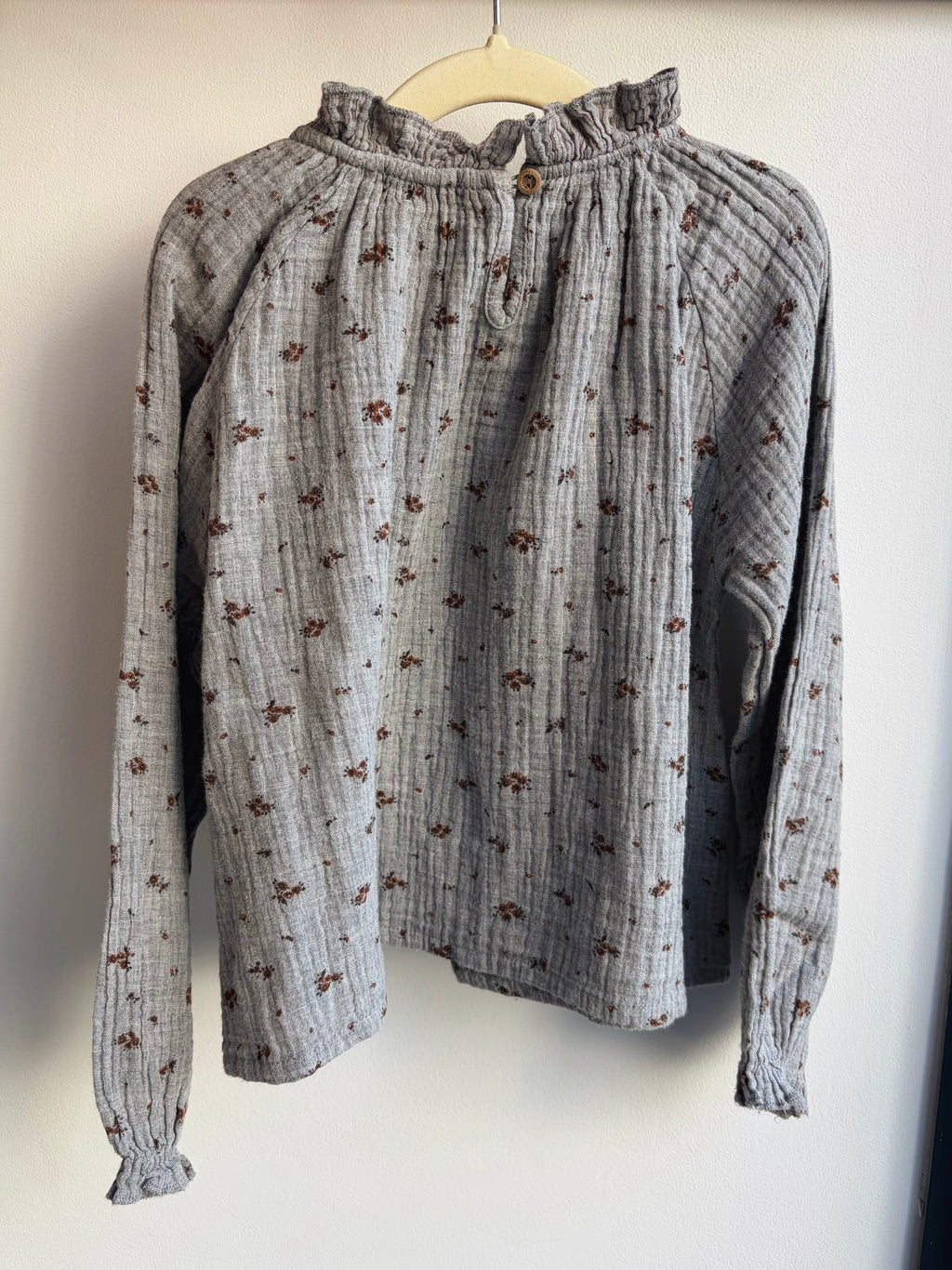 Chemise grise à fleurs – Búho
