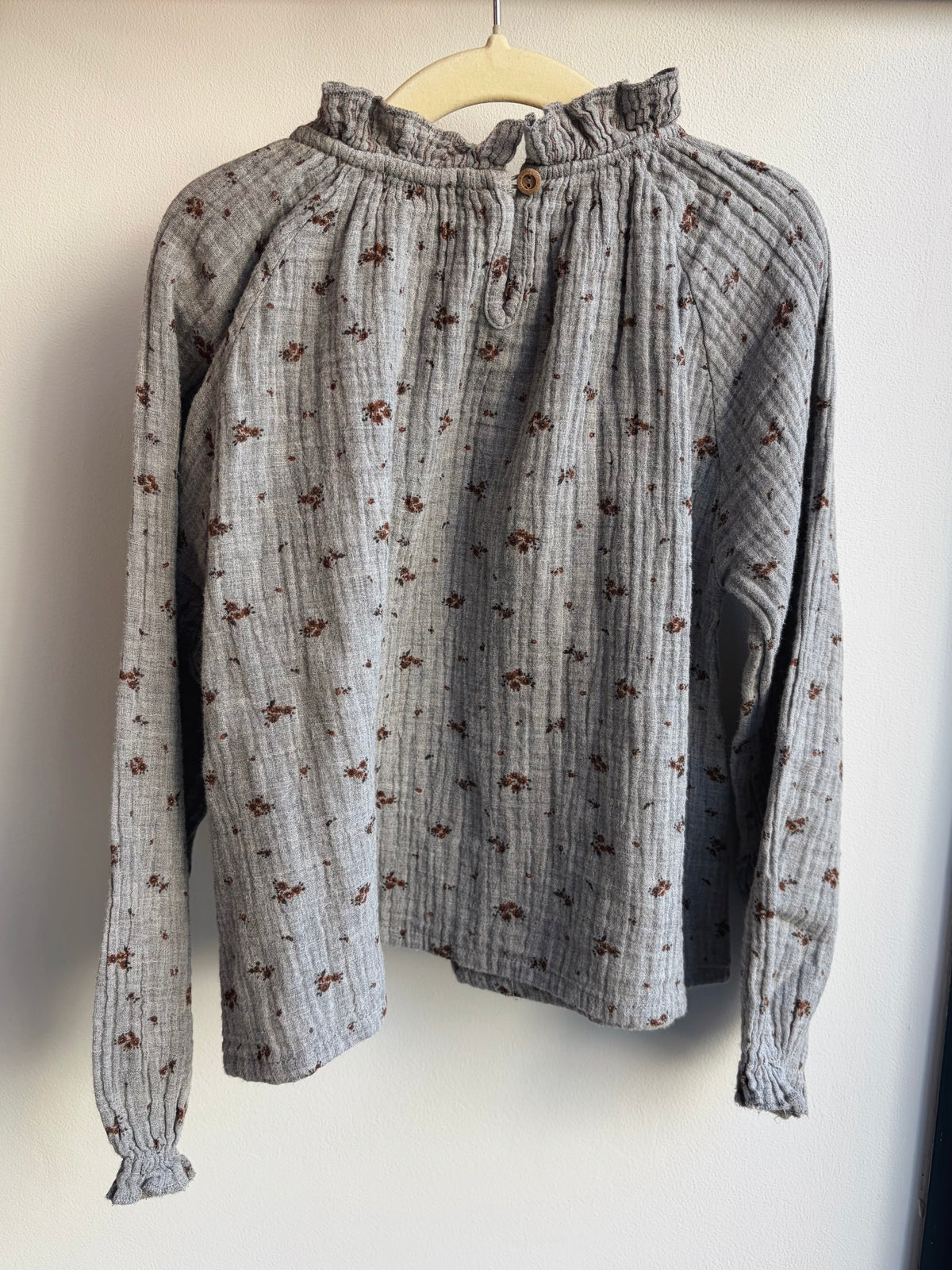 Chemise grise à fleurs – Búho