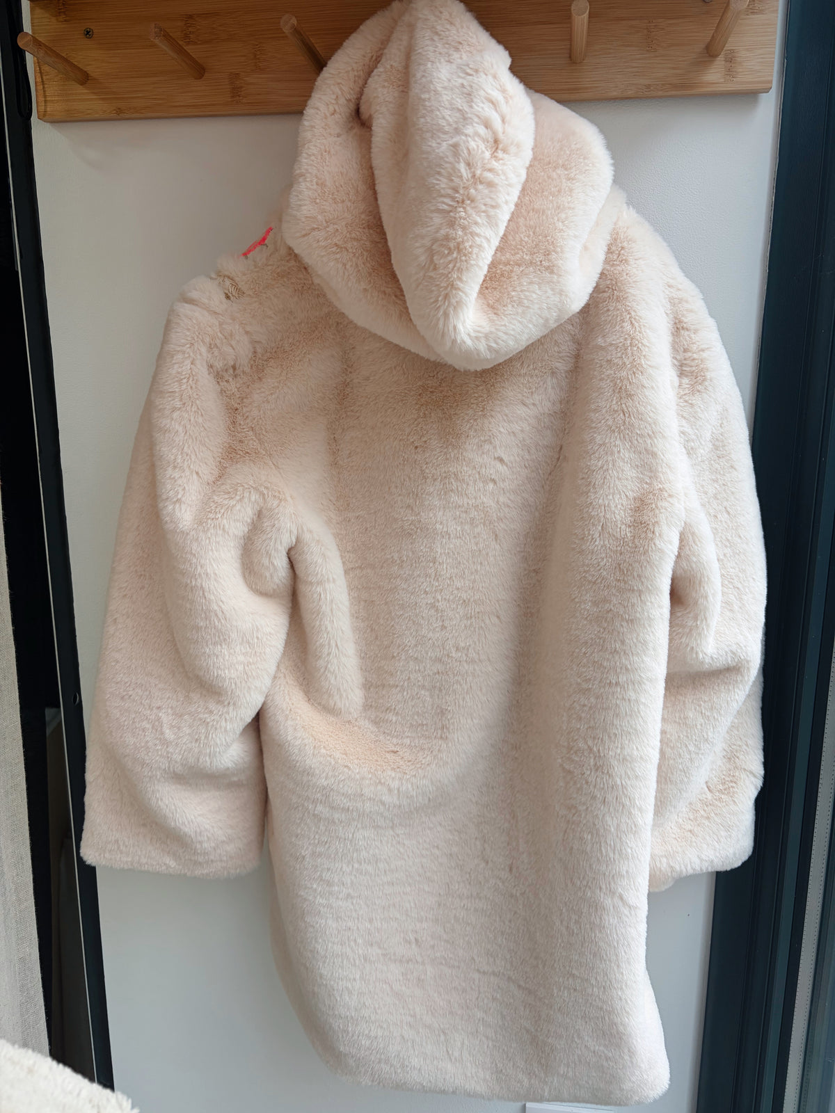 Manteau brodé effet fourrure – Louise Misha