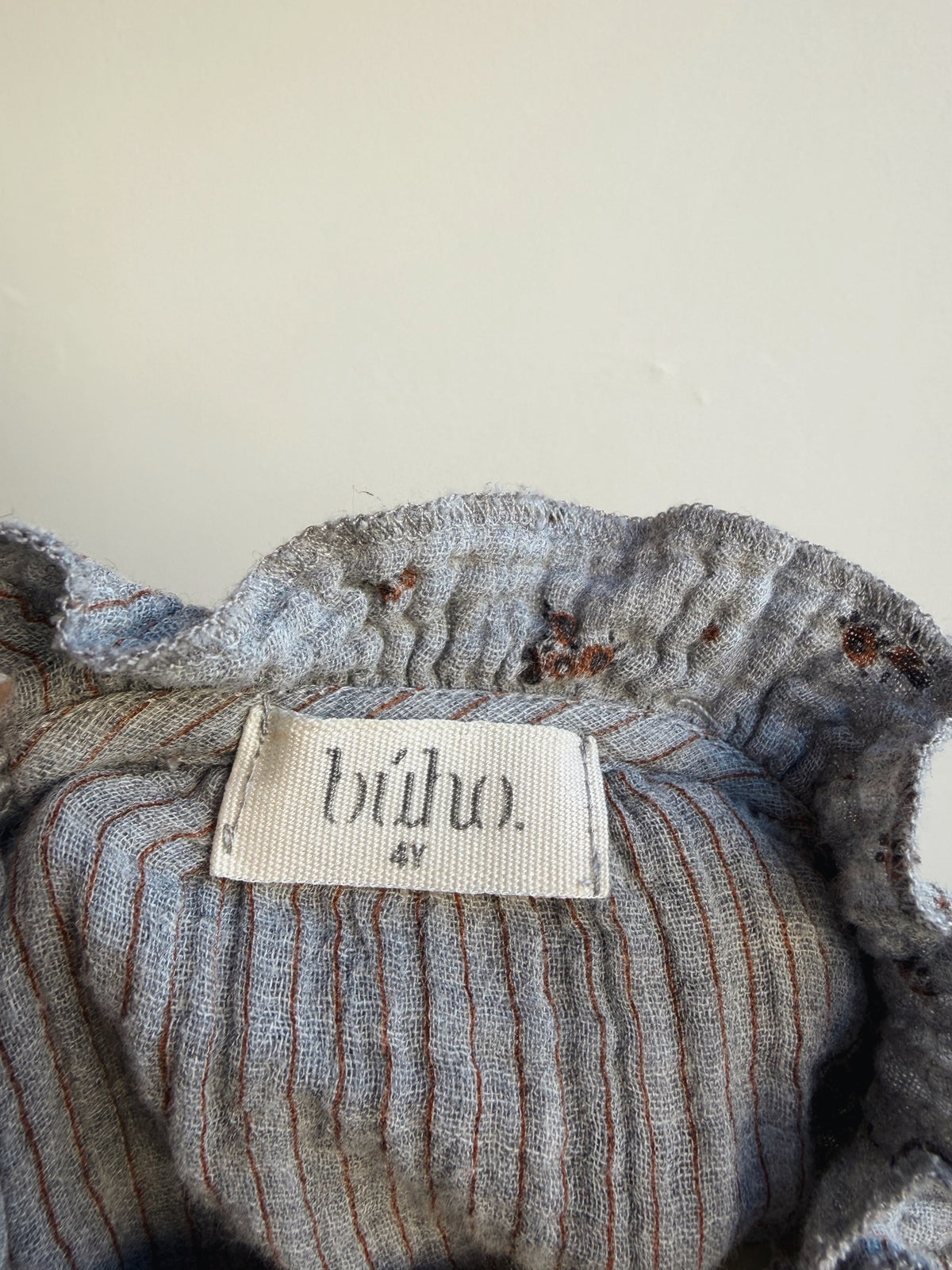 Chemise grise à fleurs – Búho
