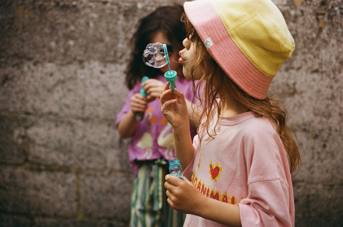 Une enfant souffle des bulles de savon