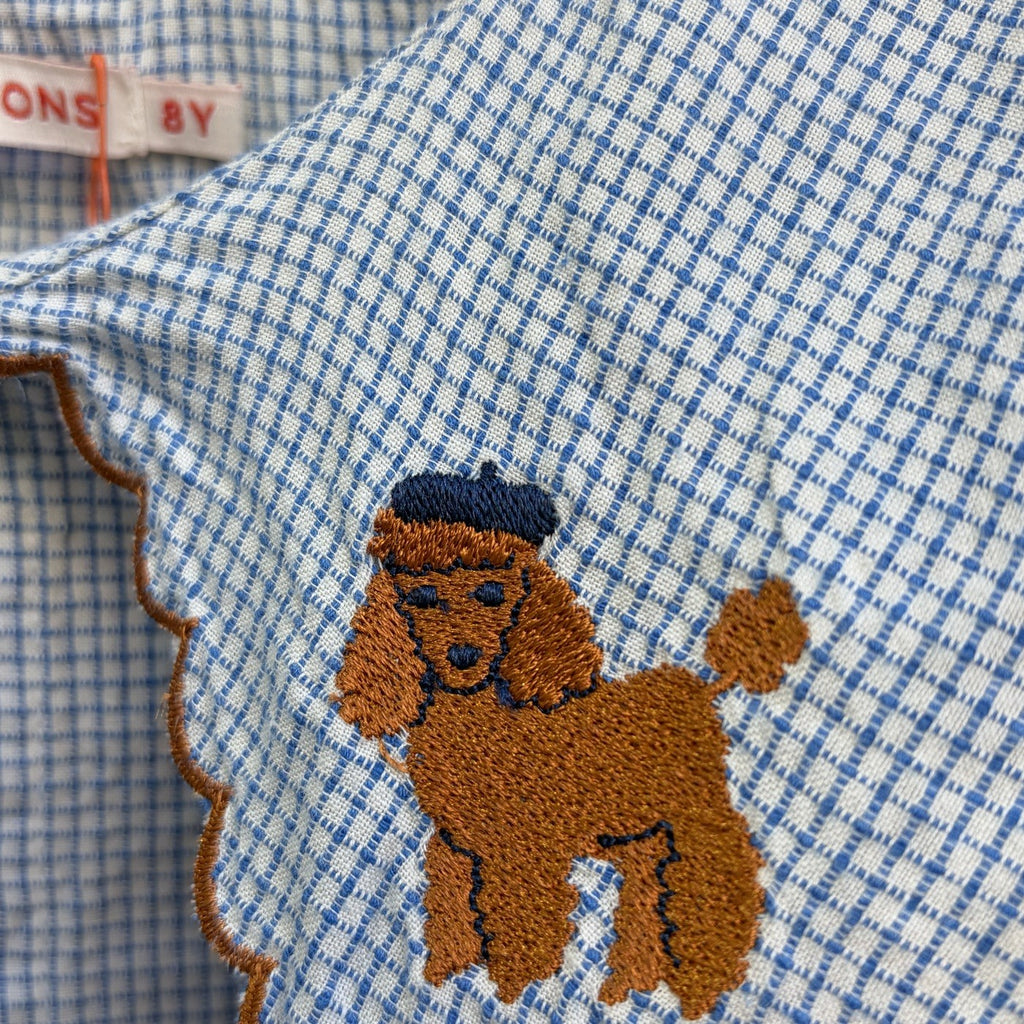 Détail du col brodé caniche